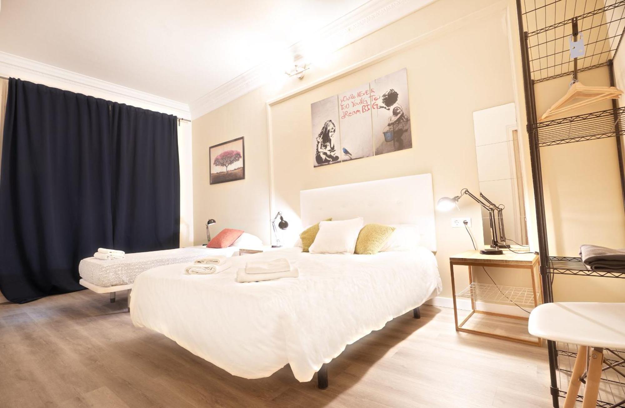 Wow Hostel Barcelona Bagian luar foto