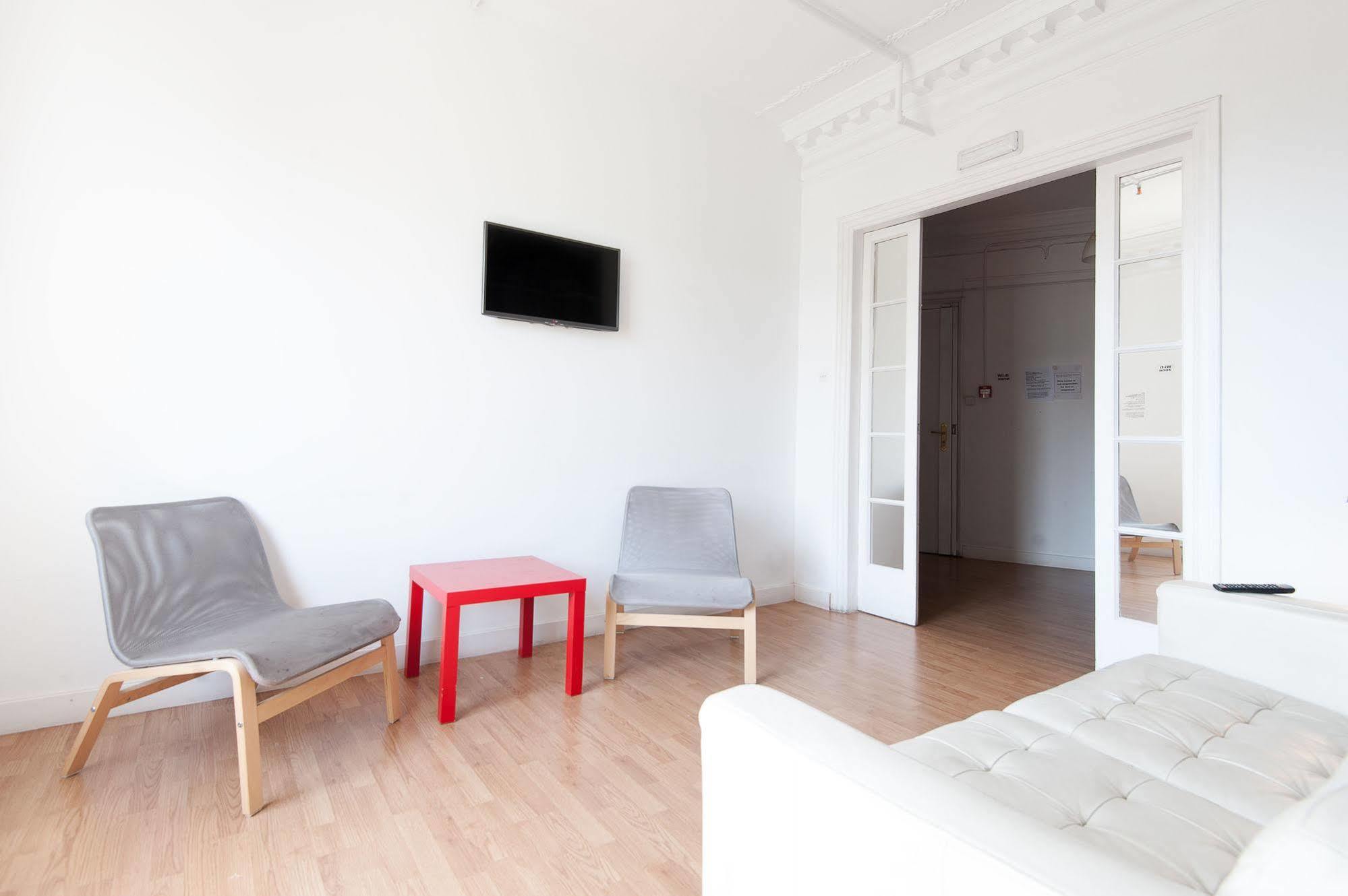 Wow Hostel Barcelona Bagian luar foto